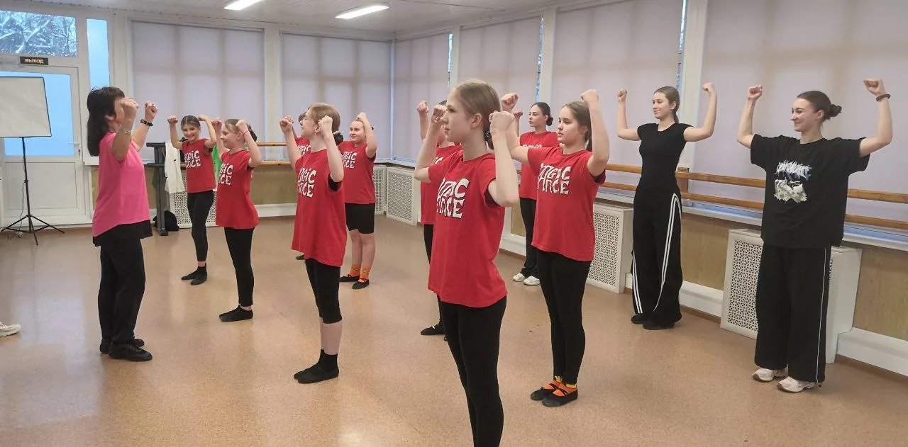 Концертный состав подростково-молодежных групп «Magic-Fit-dance», ПМЦ «Снайпер», готовится к предстоящим выступлениям.